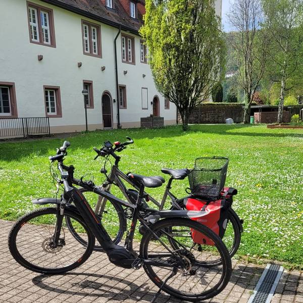zwei Fahrräder vor dem Bildungshaus