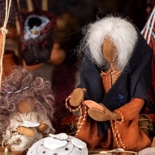 Quelle: Karin Williams Ansicht von selbstgemachten Puppen aus Holz, Stoff und Filz